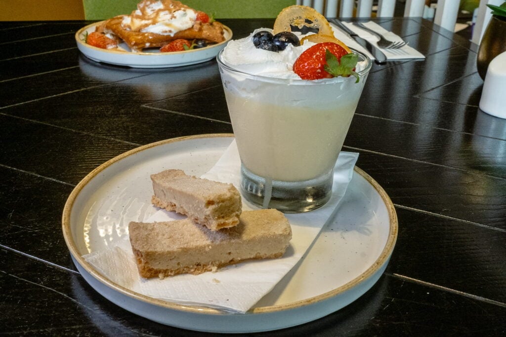 Cocktail with biscuits