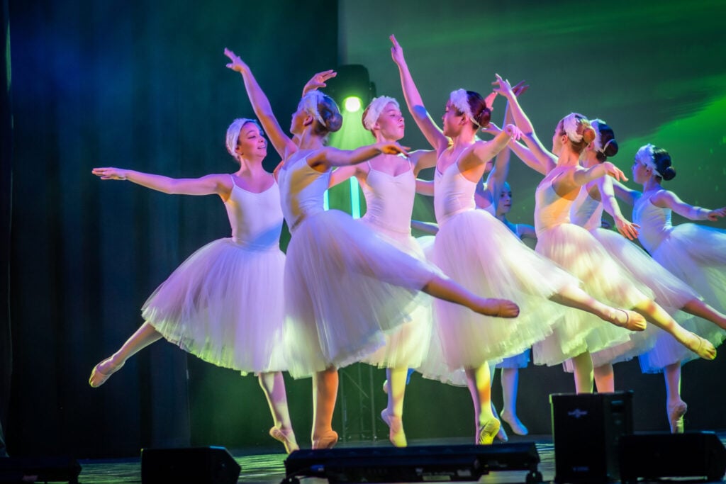 Suco Samba, Swan Lake performed by the alumni and students of Mentors in Ballet Education
