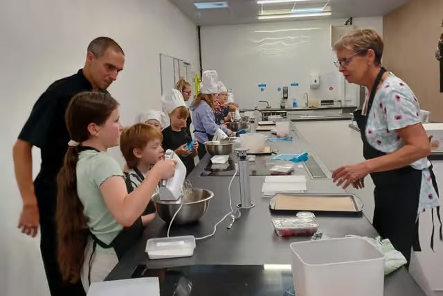People learning to cook
